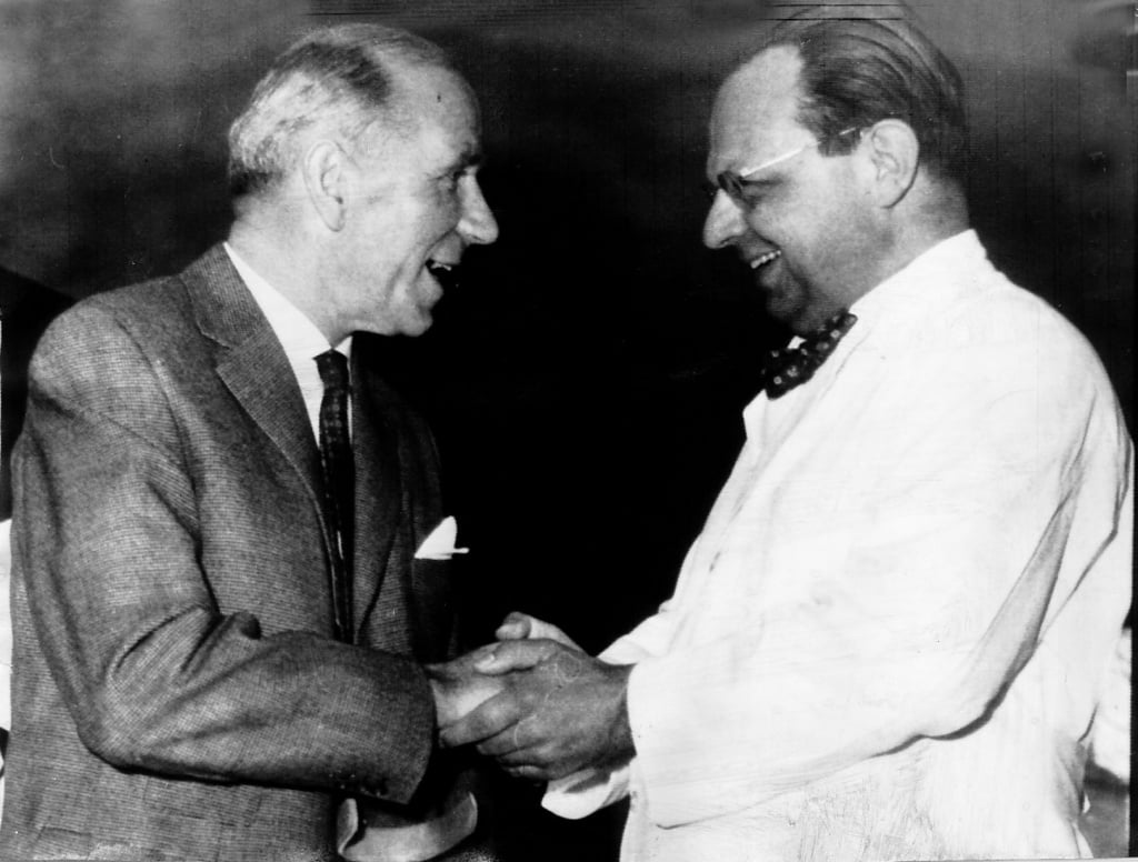 Сэр Мэтт Басби покидает мюнхенскую больницу после авиакатастрофы; профессор Маурер прощается с ним.