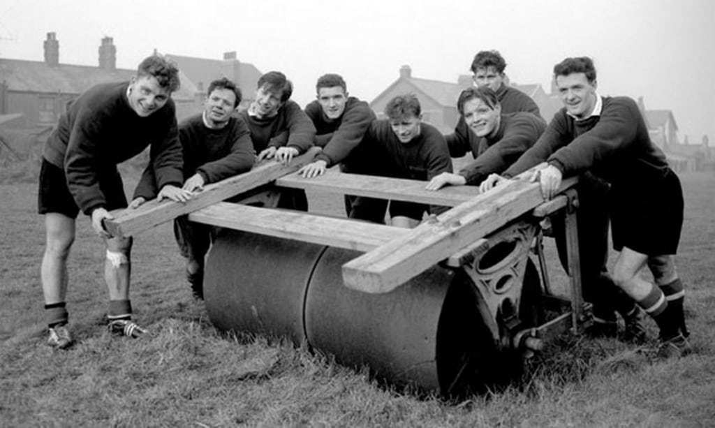 Джонни Берри (второй слева) рядом с Дунканом Эдвардсом (слева), Дэннис Вайоллет (справа) и другие «малыши Басби» (слева направо) – Билл Фоулкс, Роджер Берн, Уилф Макгиннесс, Марк Джонс и Билли Уилан – работают над своей физической формой (1957 год)
