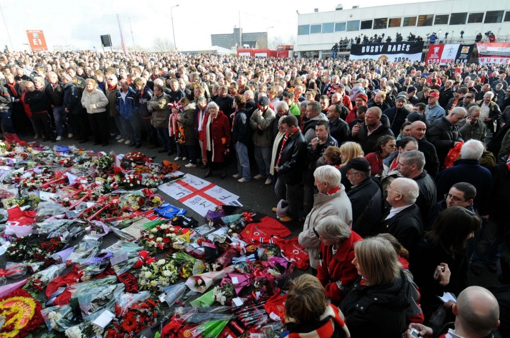 Болельщики рядом с «Олд Траффорд» в день 50-летия Мюнхенской катастрофы