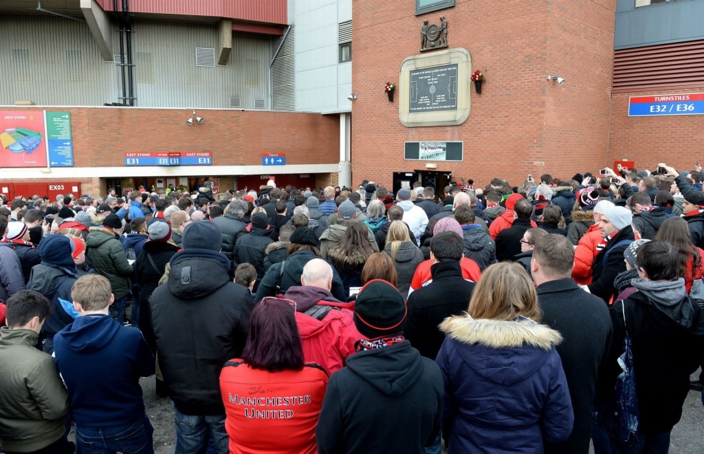 31 января 2015 года. Болельщики «Юнайтед» собрались у мемориальной доски перед домашним матчем против «Лестера»