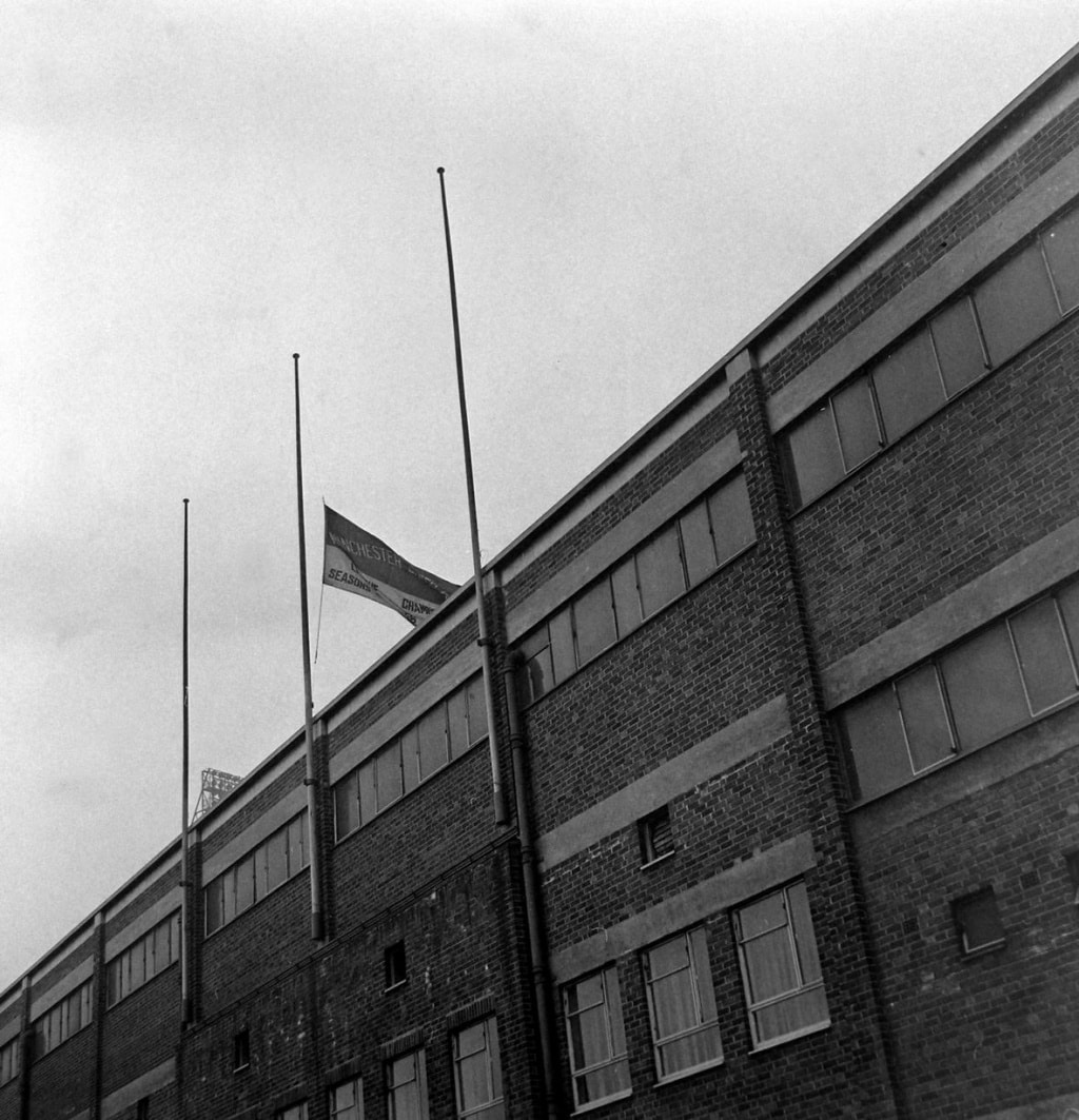 Приспущенный флаг «Манчестер Юнайтед» на «Олд Траффорд»