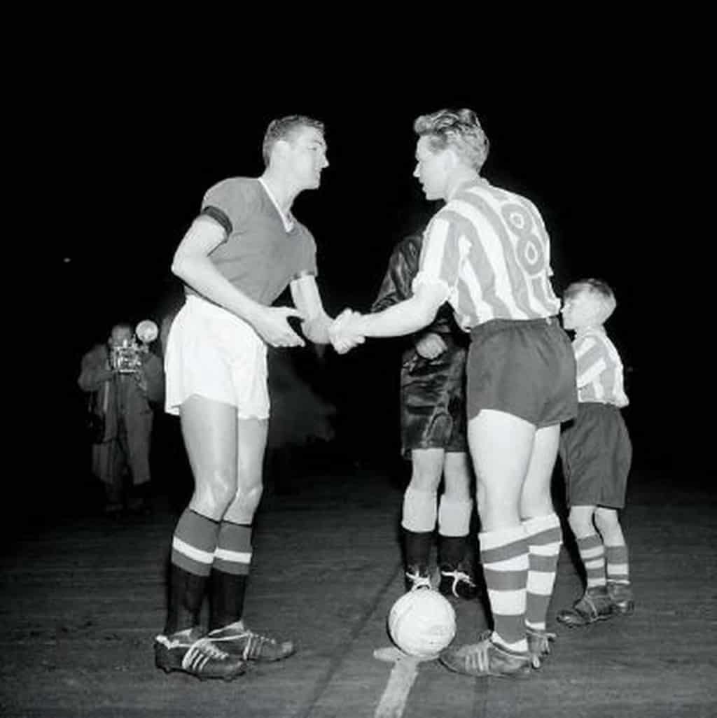 Билл Фоулкс и Альберт Куиксолл («Шеффилд Уэнсдей») перед первым матчем «Юнайтед» после катастрофы