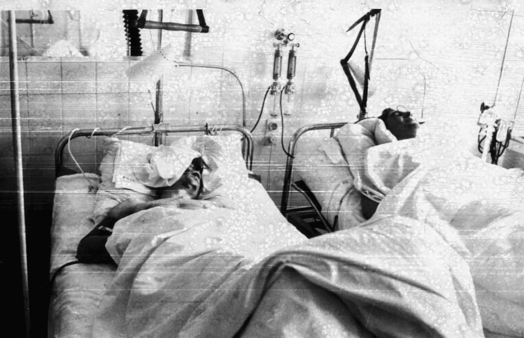 Дункан Эдвардс и Джон Берри на больничных койках