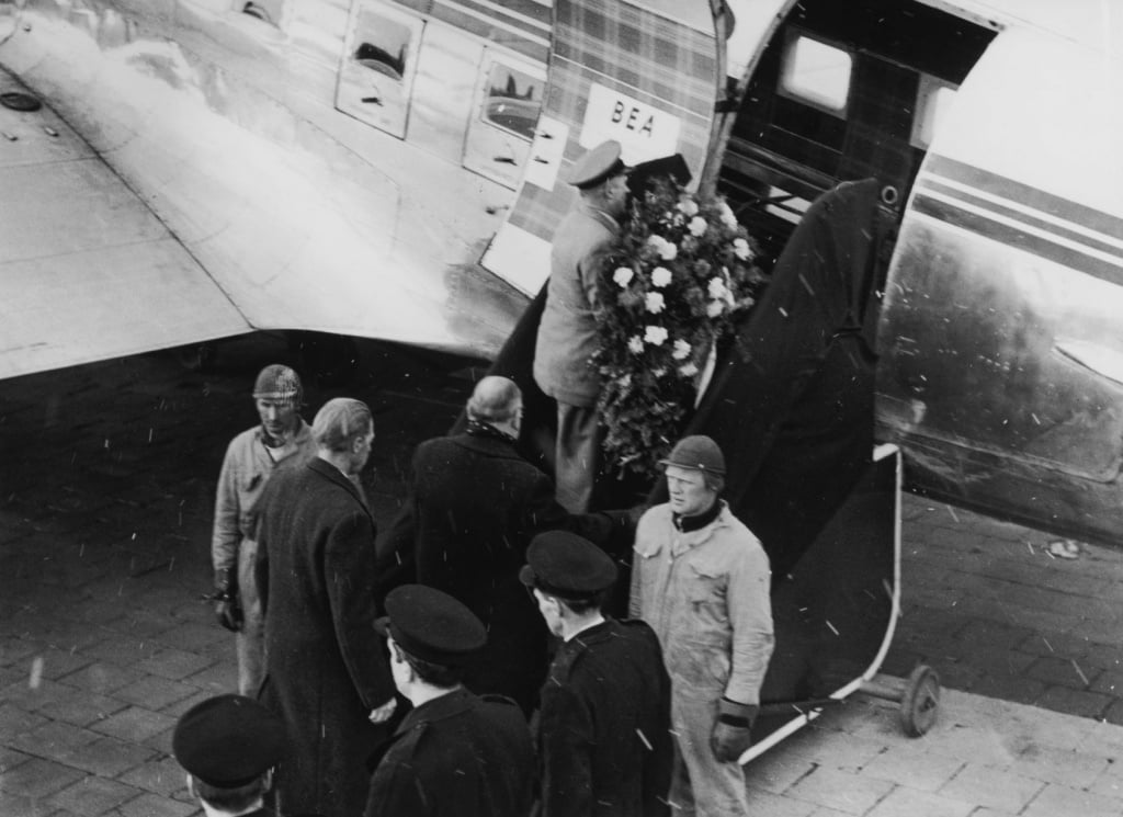 Венок заносят на борт самолета, на котором перевозили тело игрока «Манчестер Юнайтед» Дункана Эдвардса из Мюнхена в Манчестер