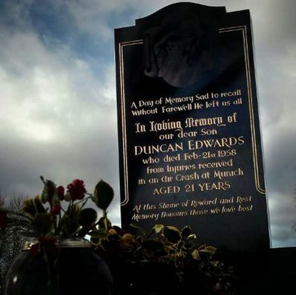 Могила Дункана Эдвардса, который ушел из жизни через 15 дней после катастрофы