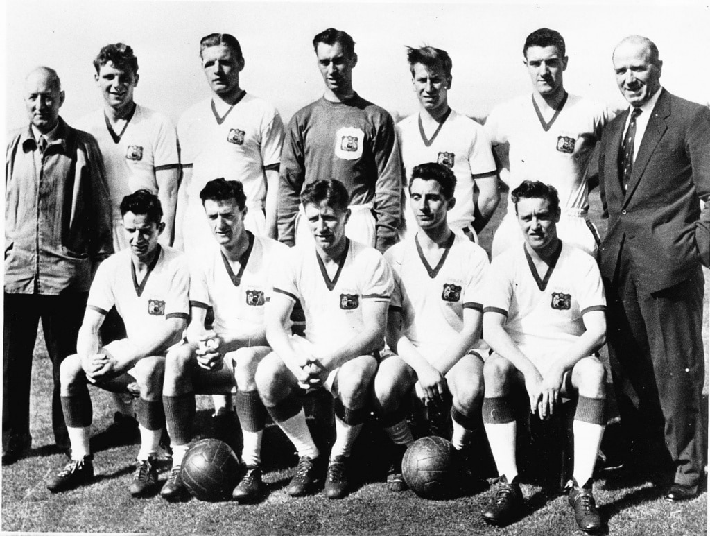 Задний ряд: Том Карри, Дункан Эдвардс, Марк Джонс, Рэй Вуд, Бобби Чарльтон, Билл Фоулкс, Мэтт Басби. Передний ряд: Джон Берри, Билли Уилан, Роджер Берн, Дэвид Пегг, Эдди Колман