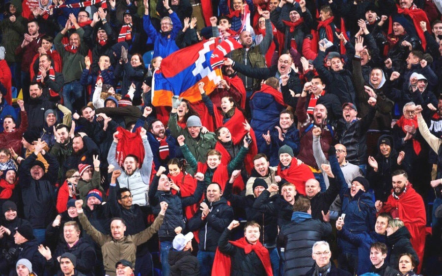 «Фанаты «Ростова» позвали фанатов «Юнайтед» ближе к заграждению и через решетку передали им ром». Англичане на выезде