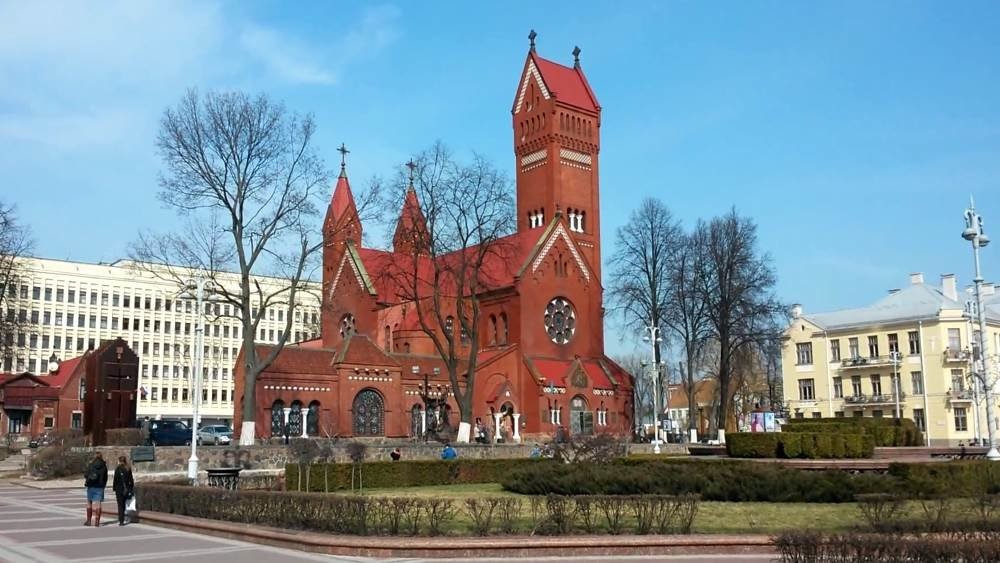 Костел Св. Симеона и Елены («Красный» костёл) – ст.м. «Площадь Ленина»