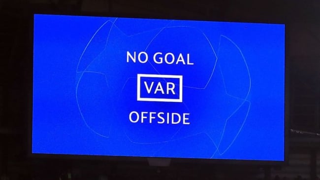 «Юнайтед» не будет показывать видеоповторы VAR на «Олд Траффорд» из-за отсутствия большого экрана