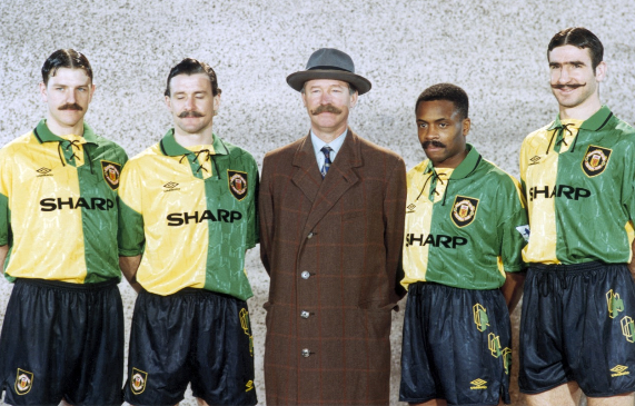 В 1992 году «Манчестер Юнайтед» круто представил форму. Этому поспособствовали сразу три события