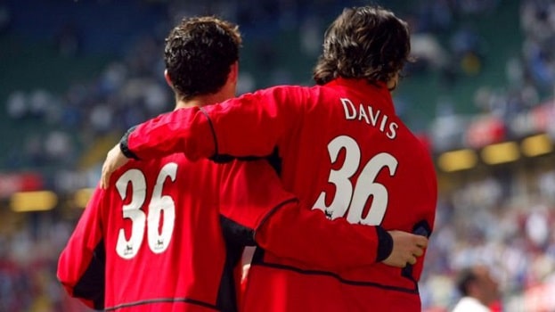 В 2004 после победы в Кубке игроки «Манчестер Юнайтед» надели футболки с номером 36. Так они почтили память юного Джимми Дэвиса