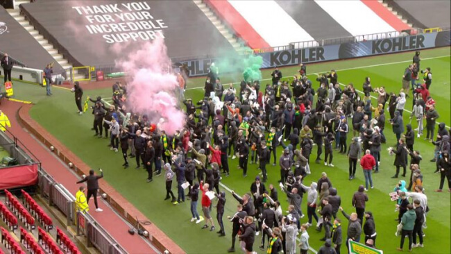 Протестующие болельщики сорвали матч между «Юнайтед» и «Ливерпулем»