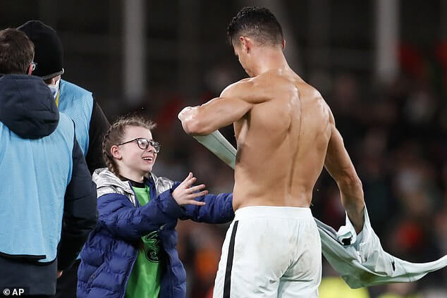 Роналду подарил футболку юной болельщице, выбежавшей на поле после матча Ирландия – Португалия
