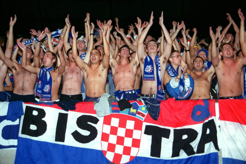 Фанаты хорватского «Загреба» празднуют добытое очко в безголевом матче против «Манчестер Юнайтед» в 1999 году