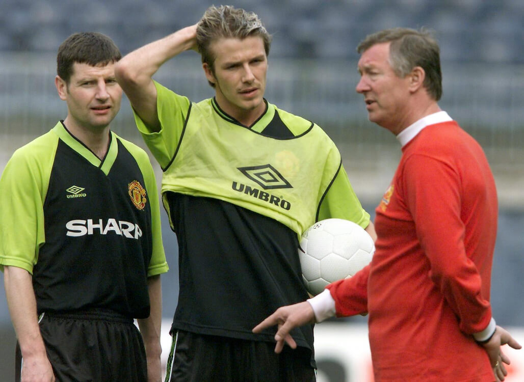 Фергюсон подсказывает Денису Ирвину и Дэвиду Бэкхему во время тренировки перед финалом Лиги Чемпионов 1999 года
