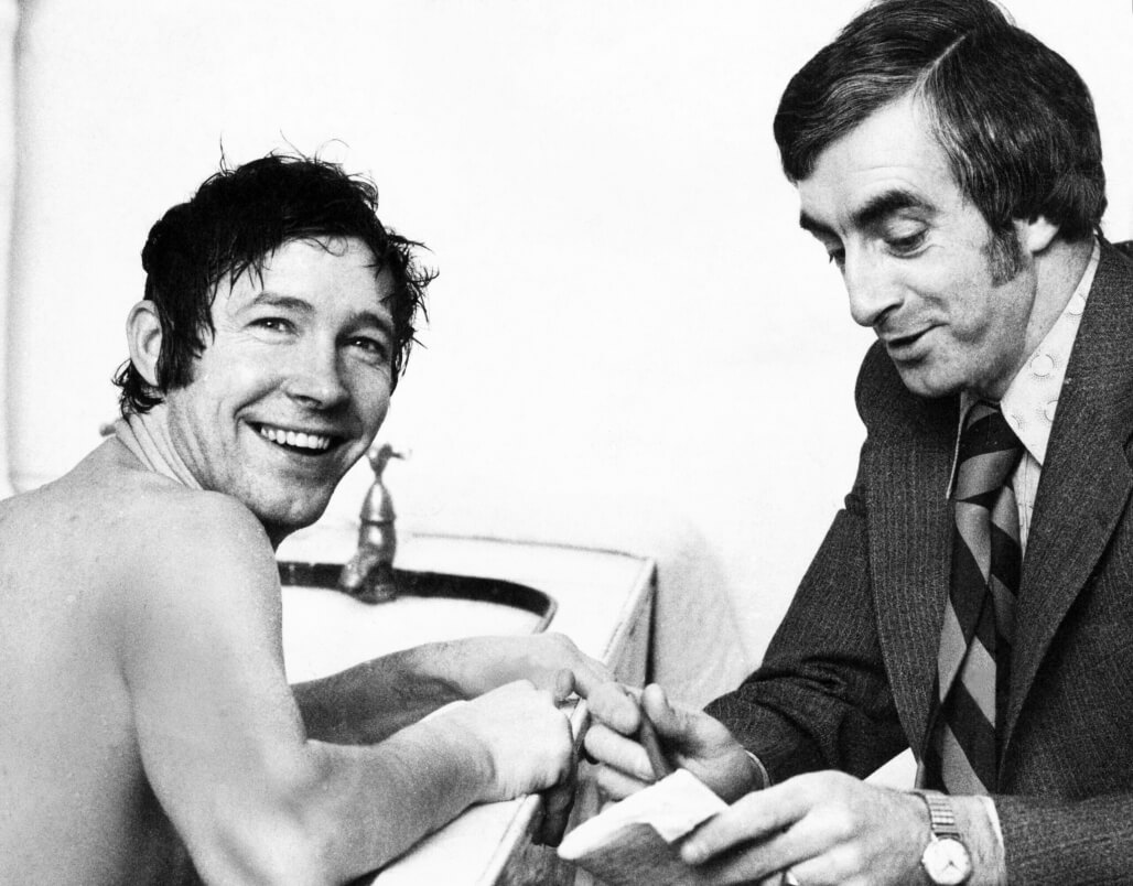 Фергюсон беседует с прессой в «Сент-Миррене» в 1977 году.
