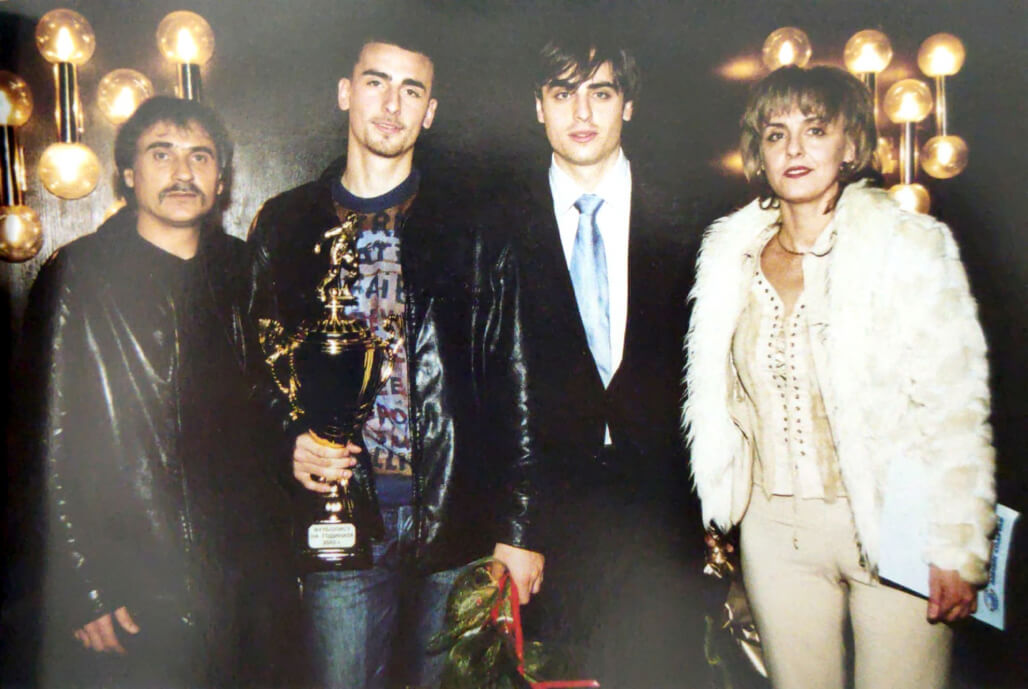 Семейное фото после получения награды «Лучший футболист 2002 года»