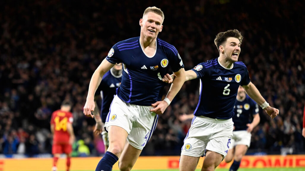 Мактоминей забил два гола за сборную Шотландии в матче против Испании